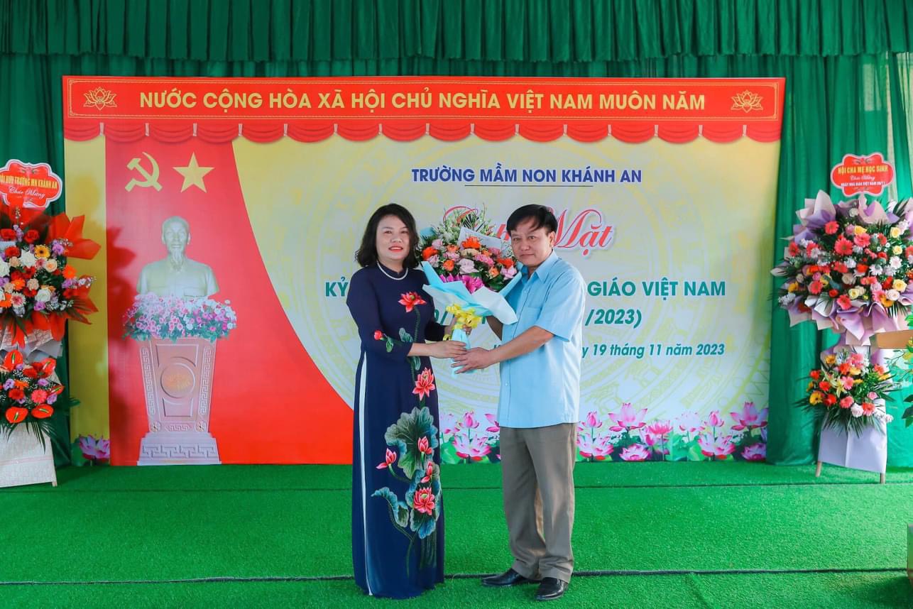 Đồng chí Đôc Ngọc Cường - Bí thư Đảng uỷ xã Khánh An tặng hoa chúc mừng Nhà trường